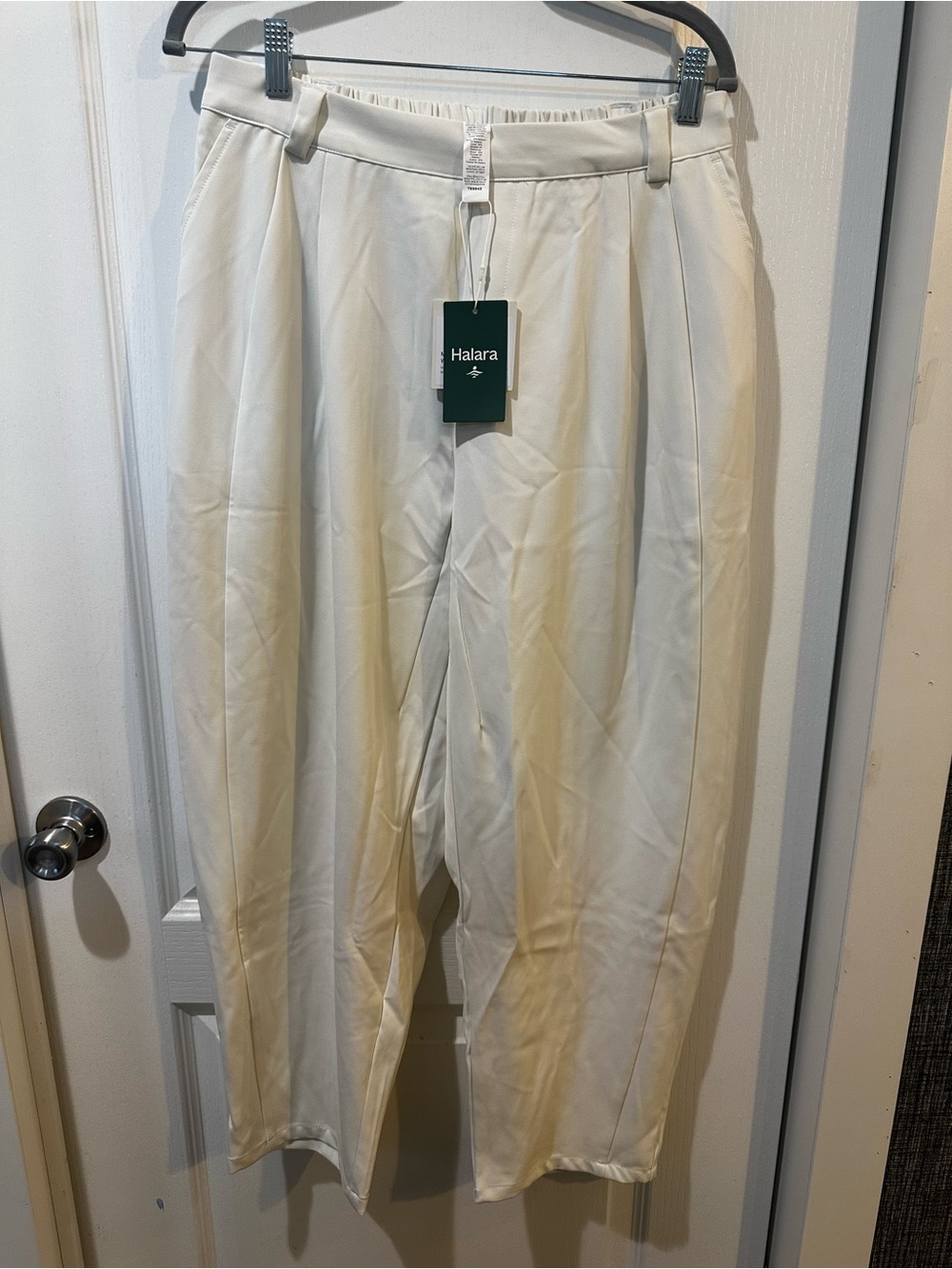 HALARA Cream Relaxed Pleated Trousers